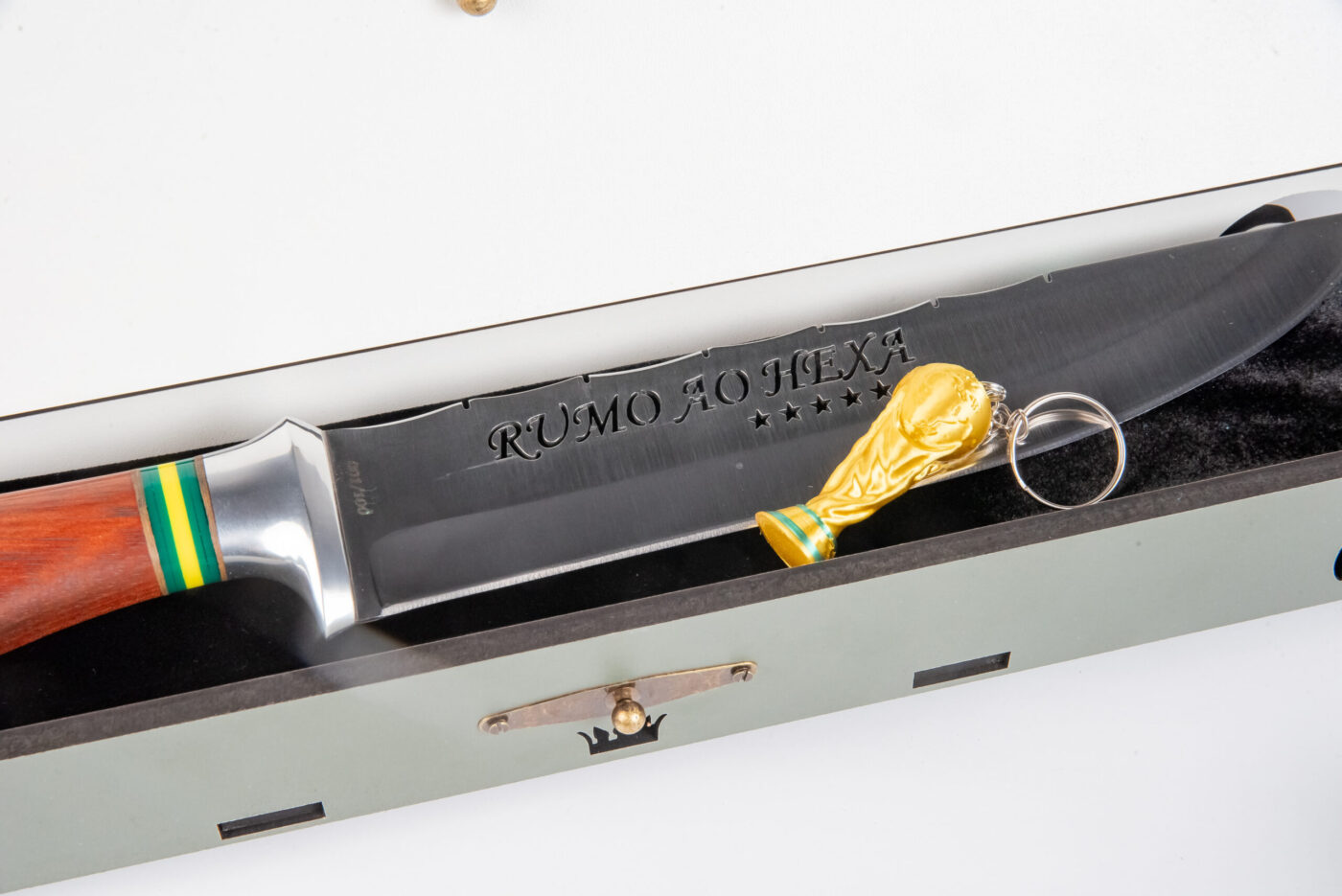 Kit Faca Rumo ao Hexa Faca artesanal assinada pelo cuteleiro Valter Ferreira com lâmina em aço inox420 e cabo em madeira amazônica — kit presente Copa do Mundo
