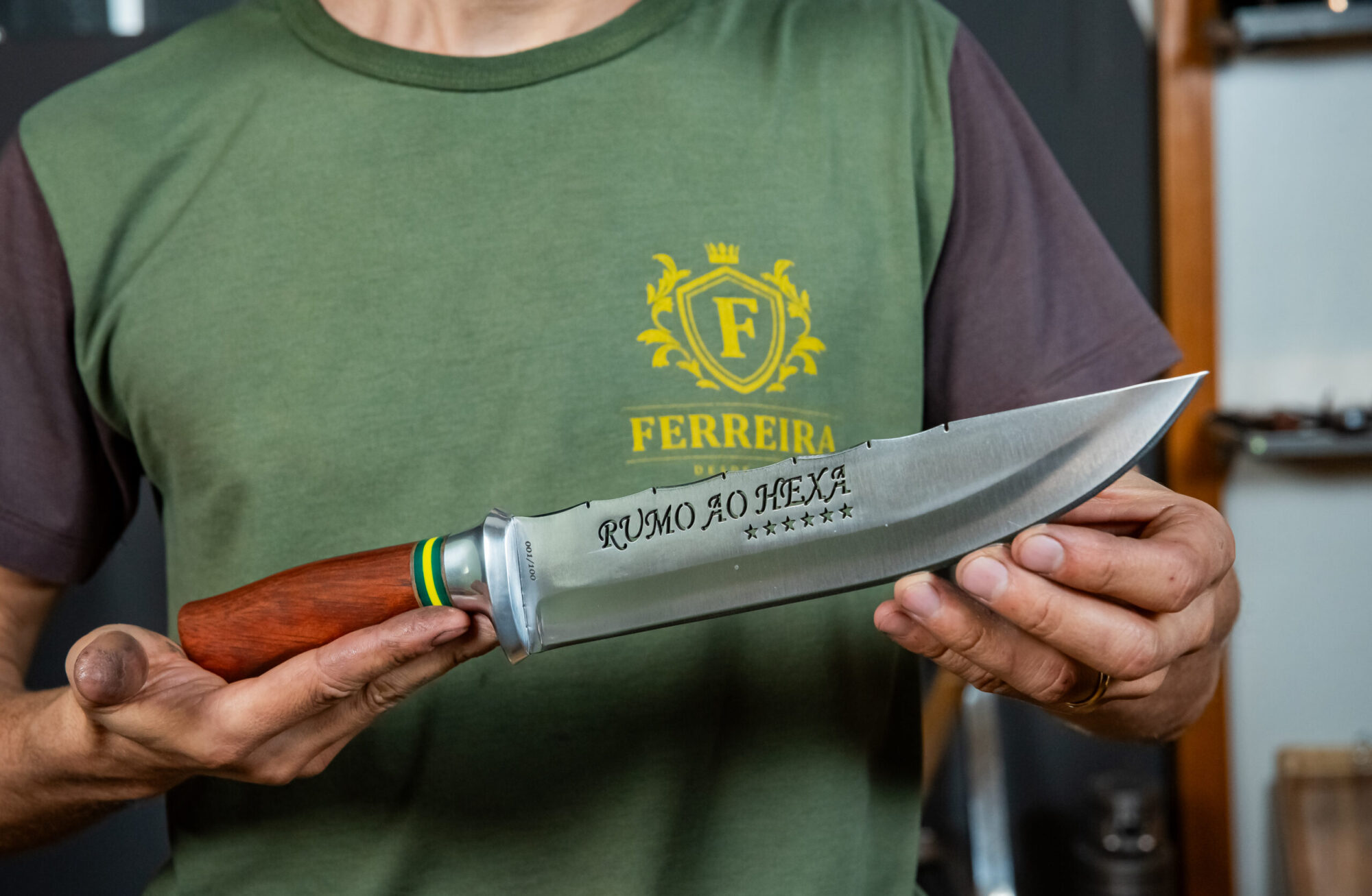 Kit Faca Churrasco Rumo ao Hexa Faca artesanal assinada pelo cuteleiro Valter Ferreira com lâmina em aço inox420 e cabo em madeira amazônica — kit presente Copa do Mundo