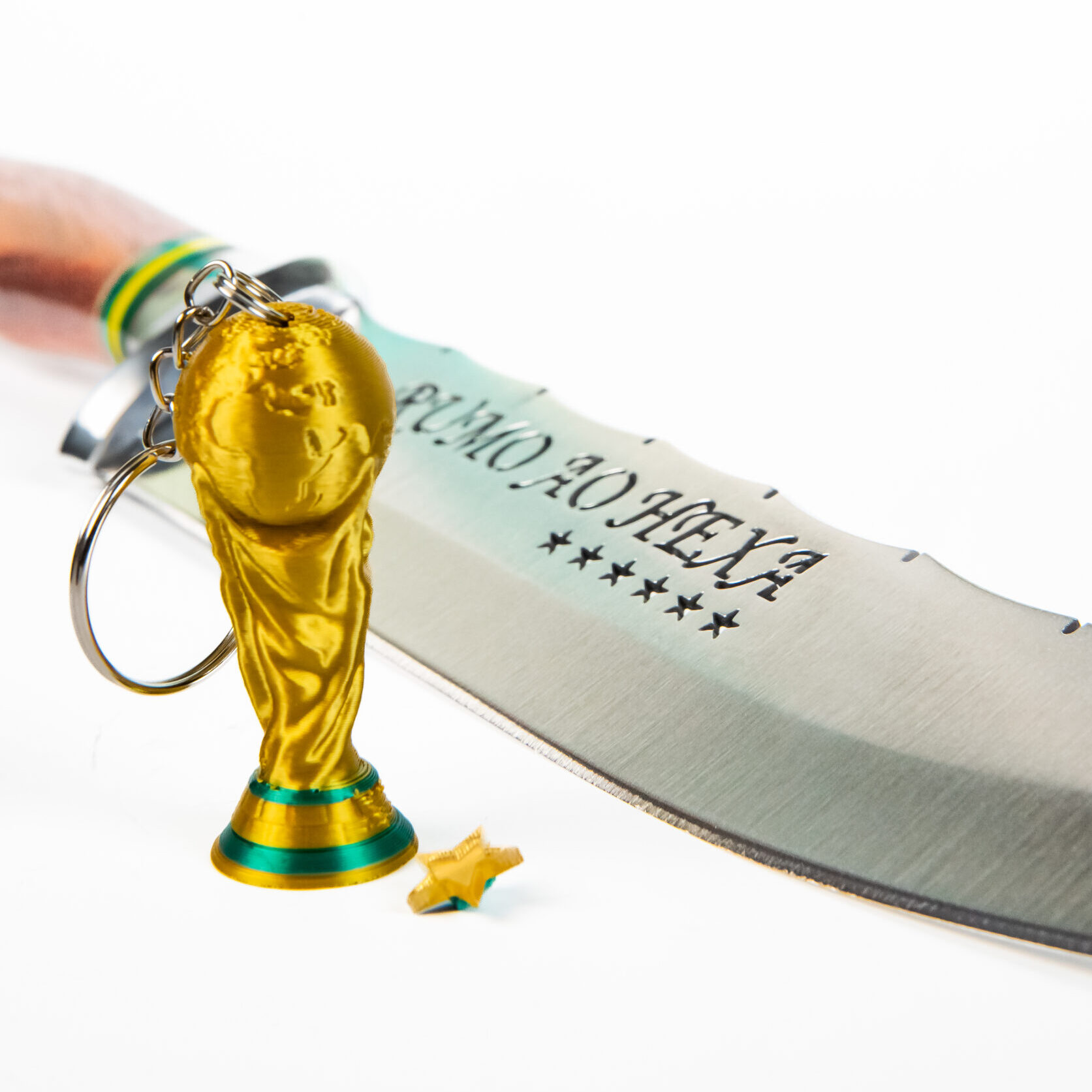 Kit Faca "Rumo ao Hexa" — Edição Limitada Kit faca churrasco artesanal Rumo ao Hexa com cabo de madeira amazônica e detalhes da bandeira do Brasil — Cutelaria Ferreira edição limitada